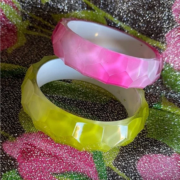 Vintage MCM Bangle Bracelets Gradient Ombré’d Color Carved Look Pink & Green - Picture 6 of 6